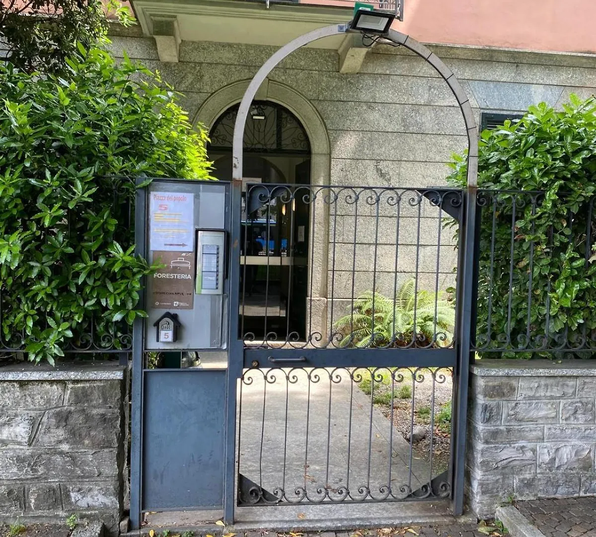 Megaride Guest House Como
