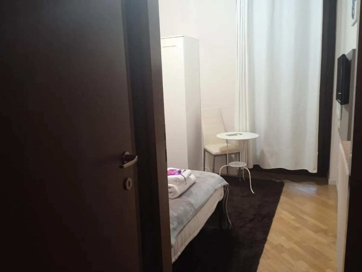 Megaride Guest House Como