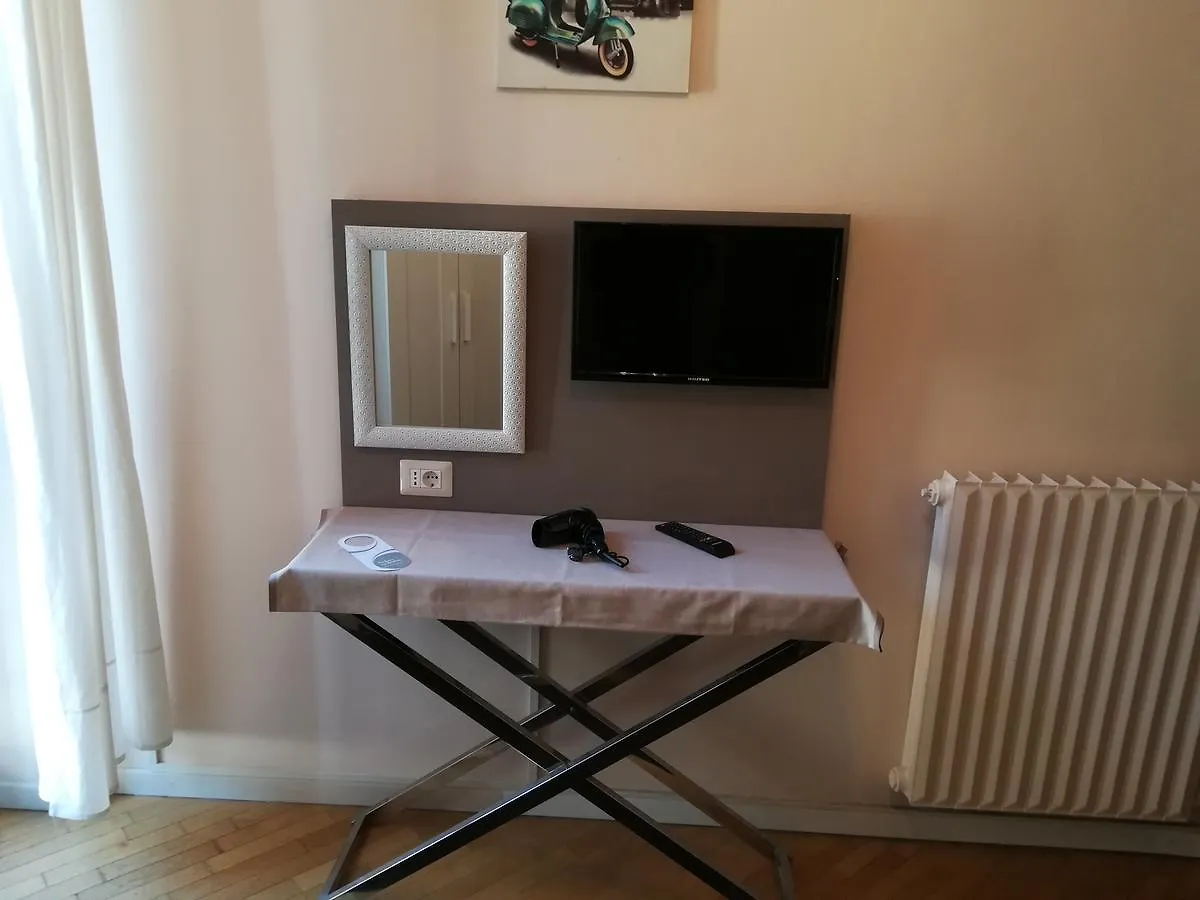 Megaride Guest House Como